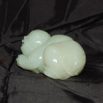 Antiker liegender Knabe in Jade